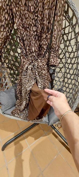 Vestido camiseiro com estampado de leopardo e cinto