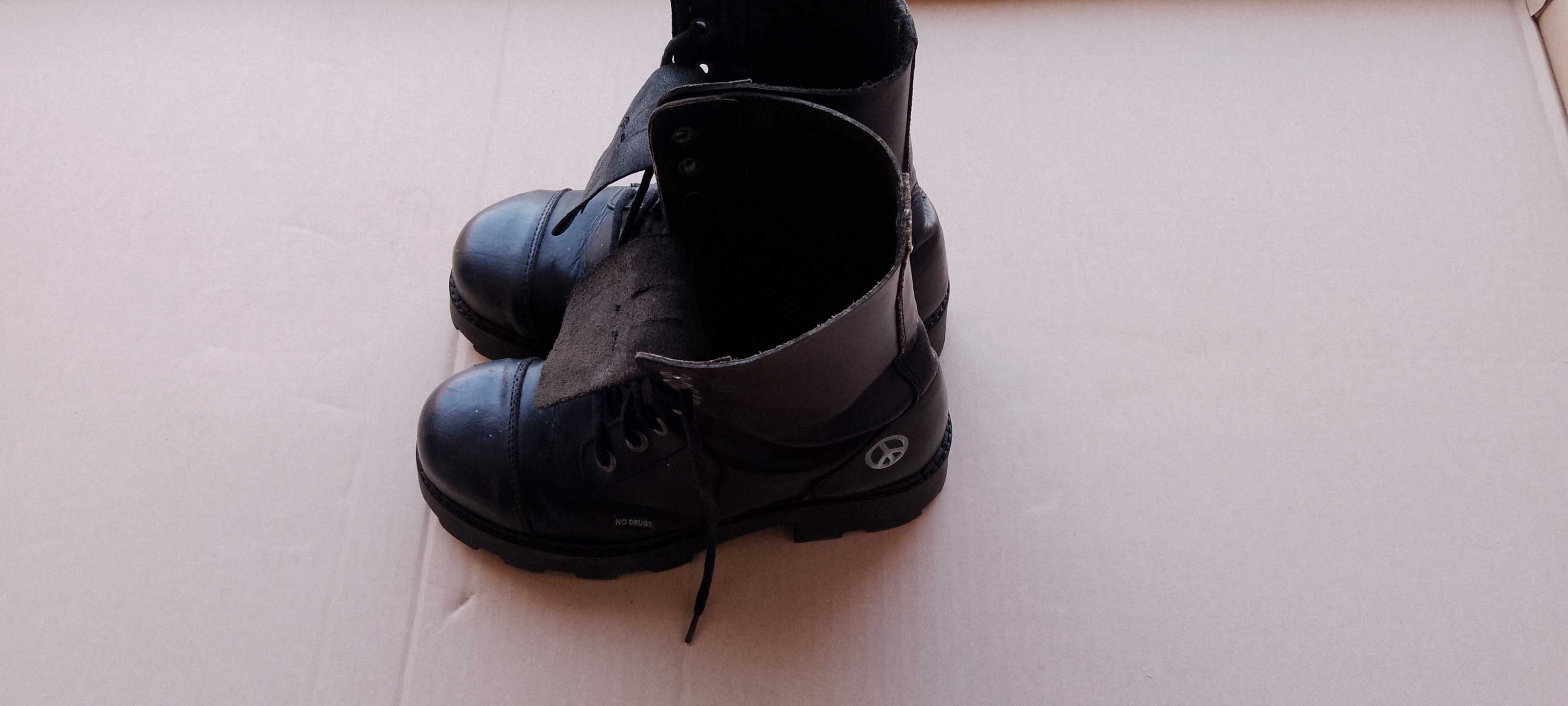 Botas em pele com biqueira