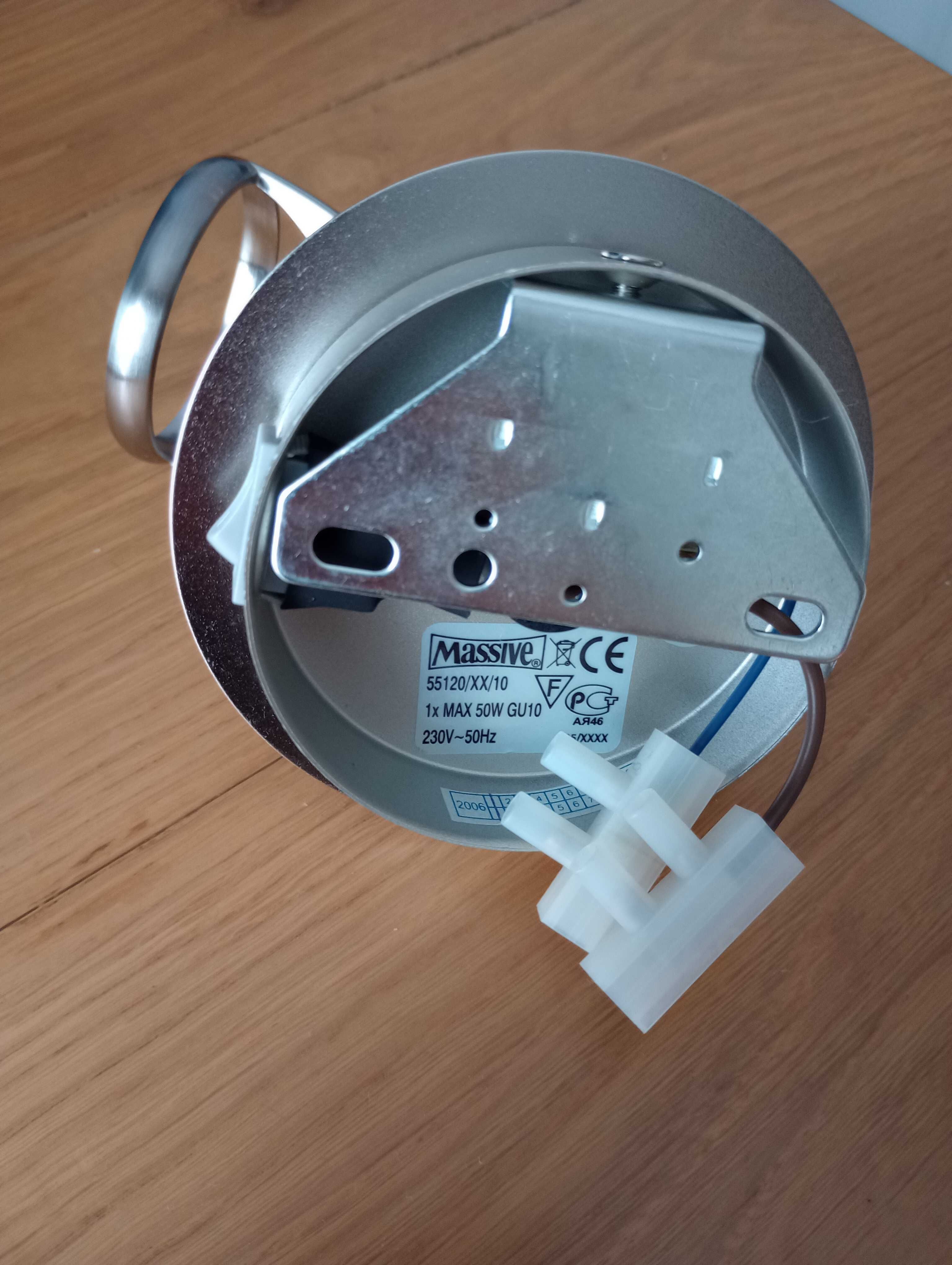 Srebrna lampka typu kinkiet z włącznikiem na żarówki GU10