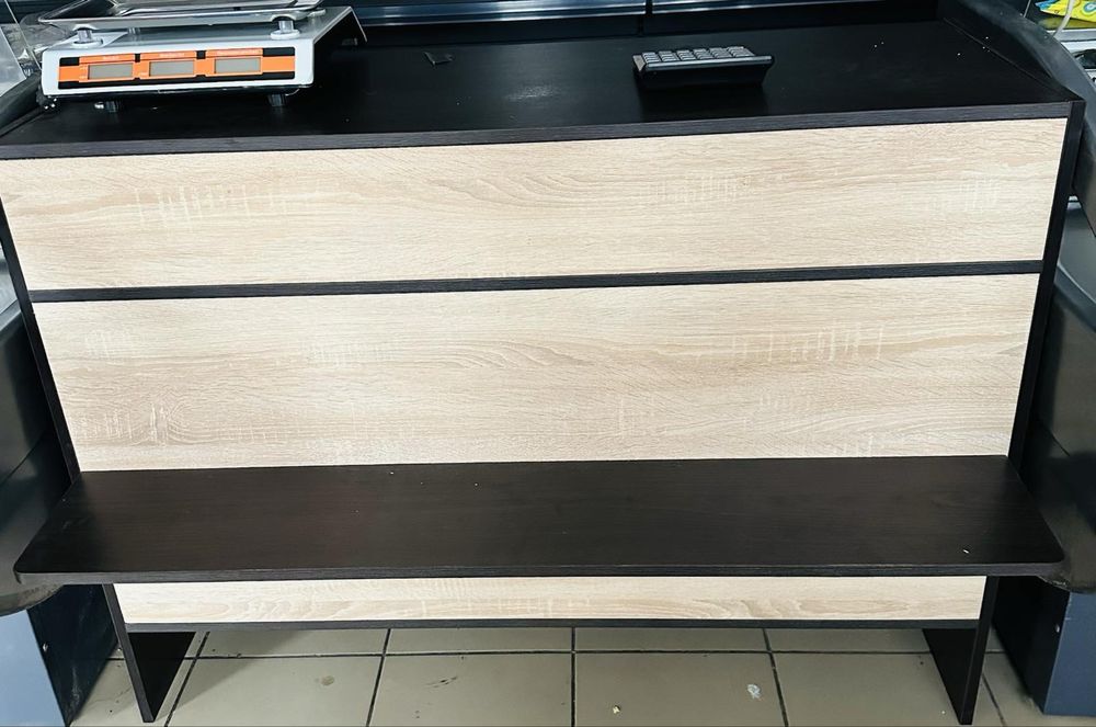 Продам комплект касовий стол і вітрину