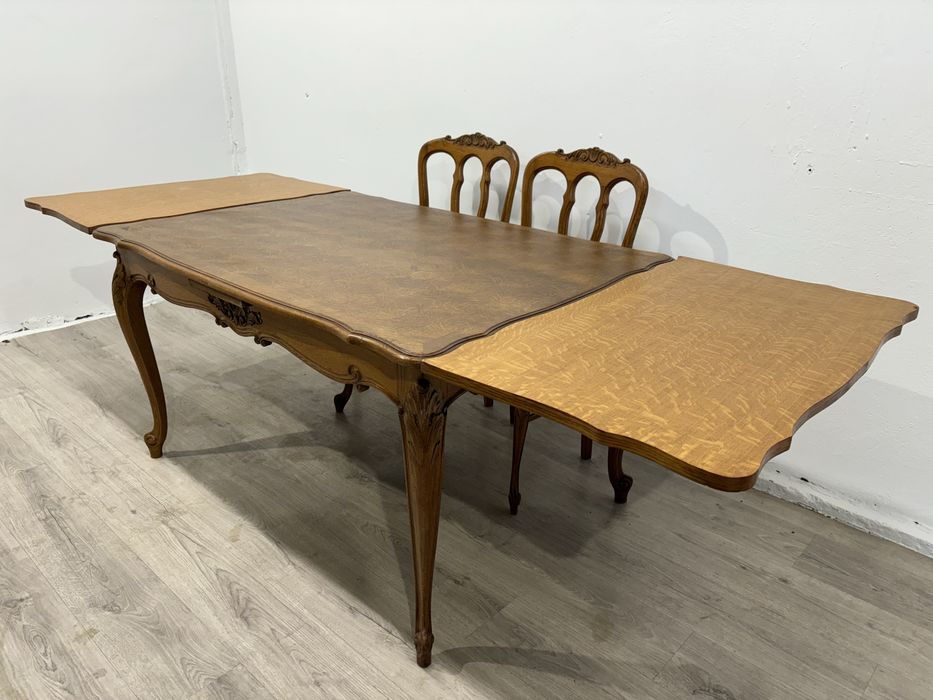 Piękny dębowy stół z krzesłami w stylu ludwikowskim