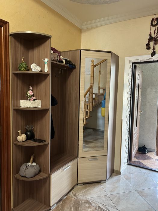 Продаж кутової шафи у коридор