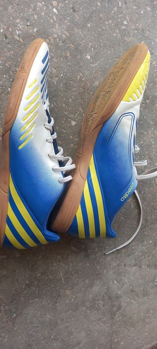 Спортивні кросівки