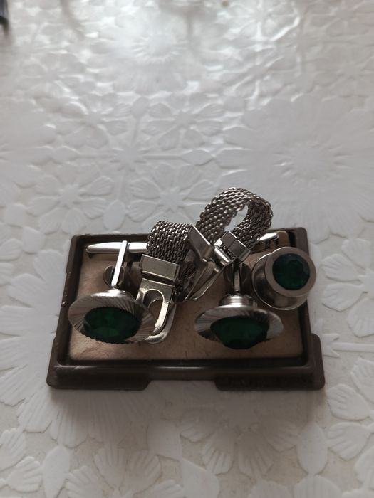 Запонки з зеленим каменем