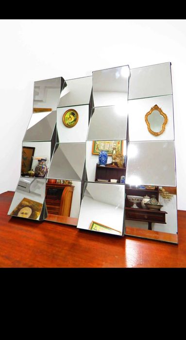 Espelho de design, dividido por 16 espelhos, colocados em várias posiç