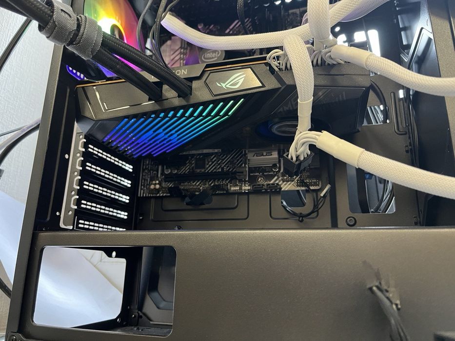 Топова Asus rog strix lc rx6900xt 16gb з водяним охолодженням