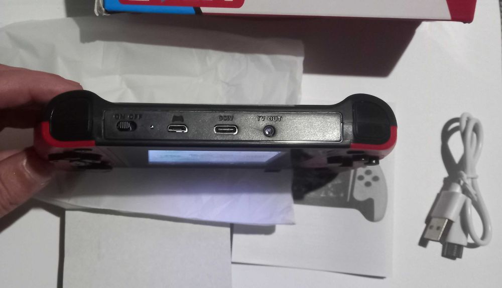 Consola de jogos retrô, adaptada também para televisão (novo).