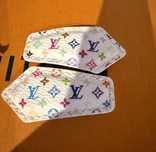 Louis Vuitton x Takashi Murakami spinka do włosów z naklejką.
