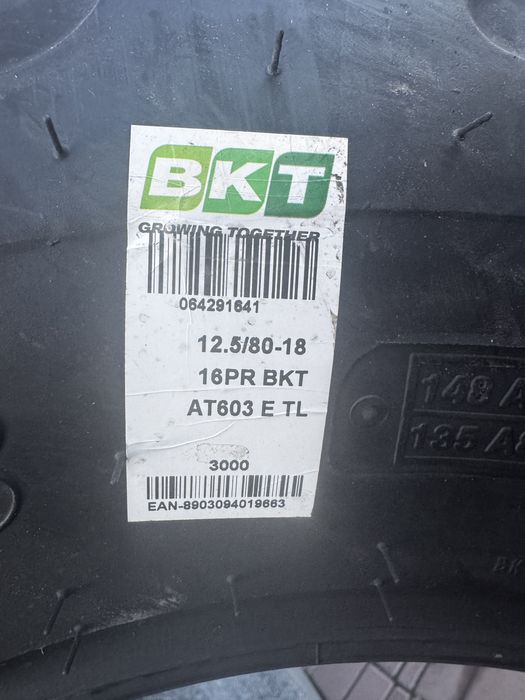 Шини резина  клюшка екскаватор 12.5/80-18,JCB, CAT,