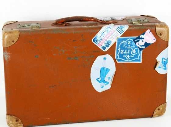 Mala de Viagem Antiga com Etiquetas