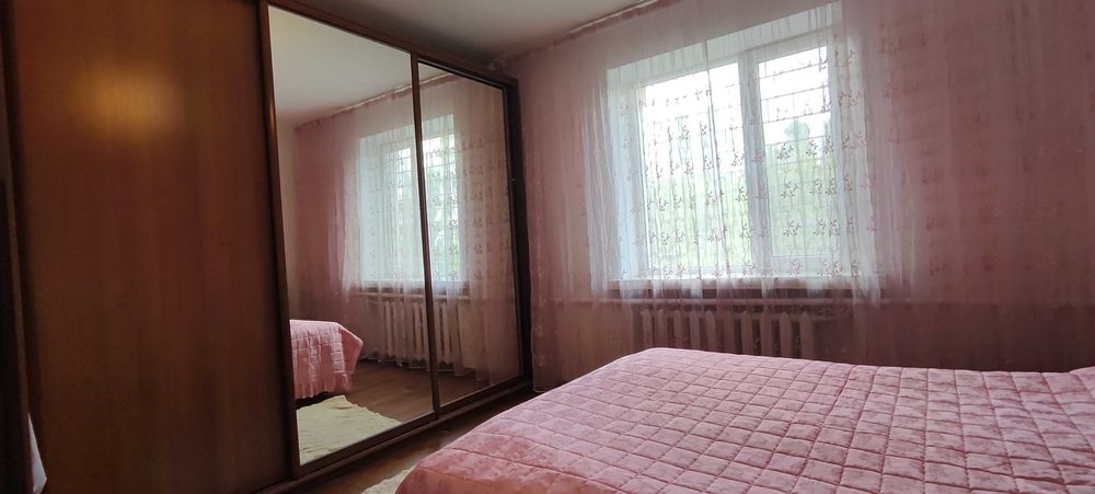 Здається будинок.4 роздільні кімнати.2 санвузли.Меблі.Побутова техніка