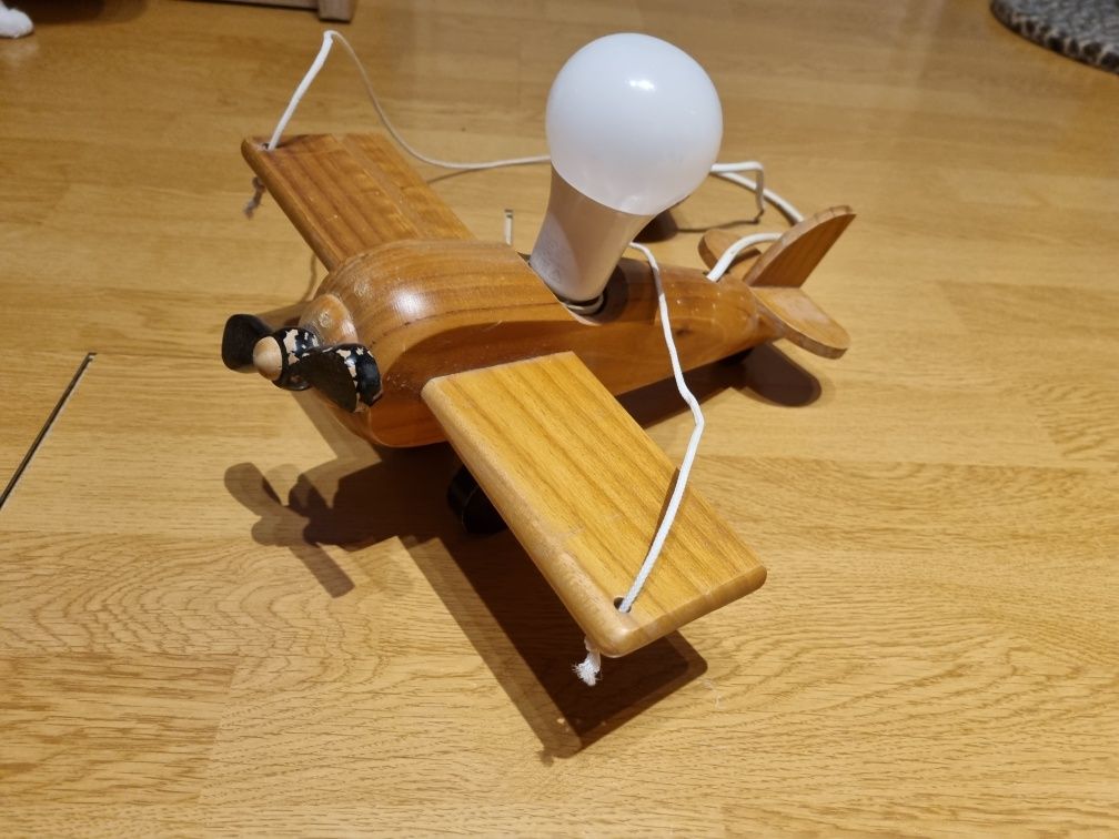 Lampa drewniana samolot