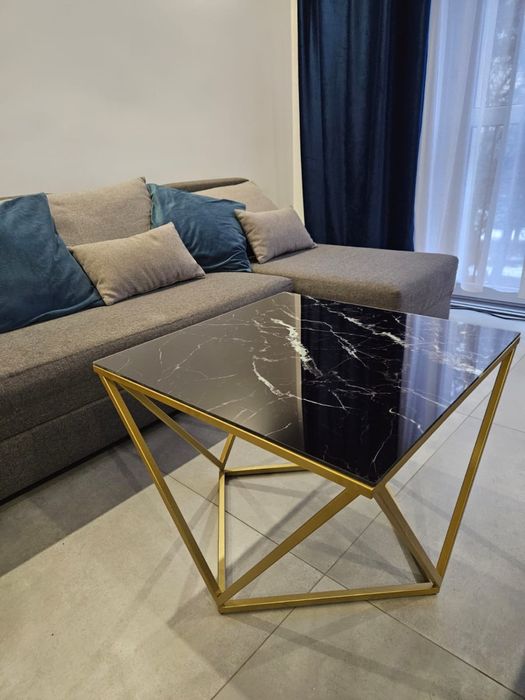 Stolik kawowy glamour czarny blat zlote nogi