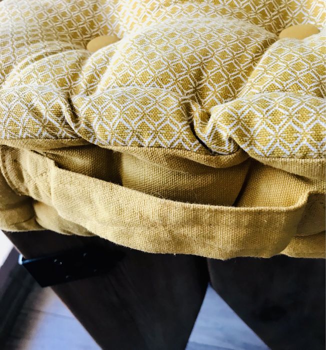 Poduszka do siedzenia z uchwytem w kolorze ochry 40x40x8