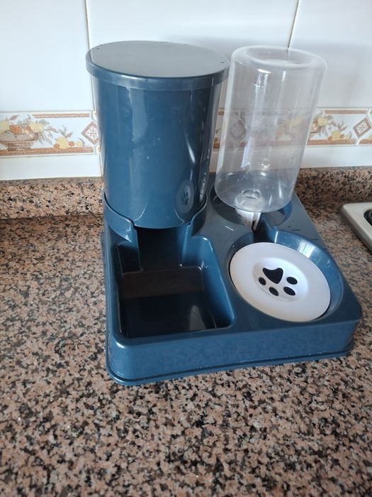 Vendo comedouro e bebedouro pára cão ou gato