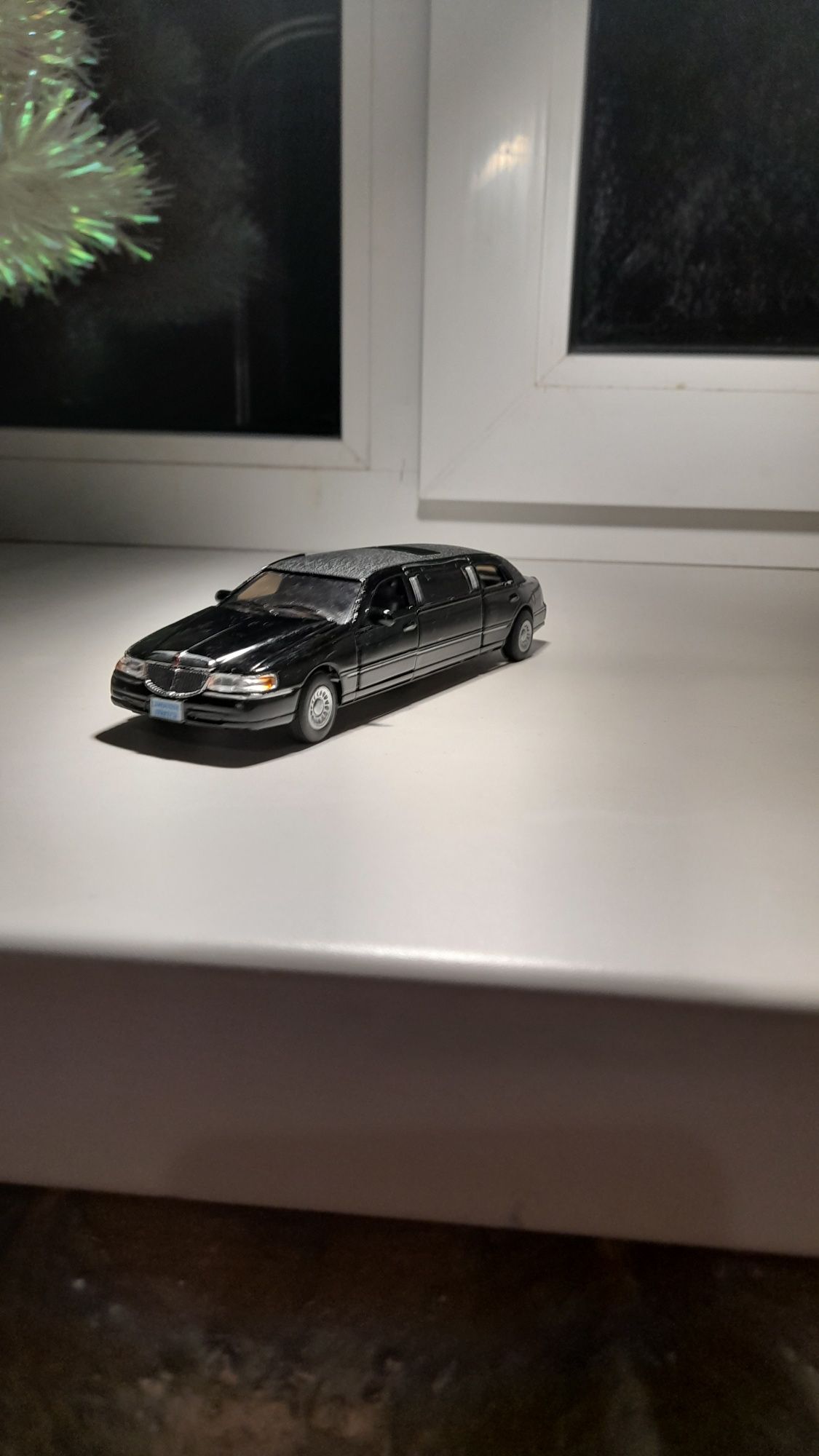 Масштабная модель Lincoln Town Car Limousine 1999, Kinsmart 1:38