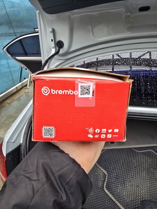 Тормозні колодки Brembo передні, нові