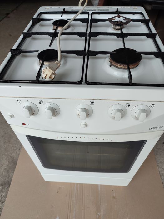 Газова плита Gorenje в робочому стані