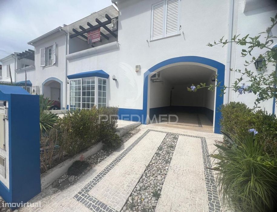 Moradia em banda T4 com logradouro e garagem