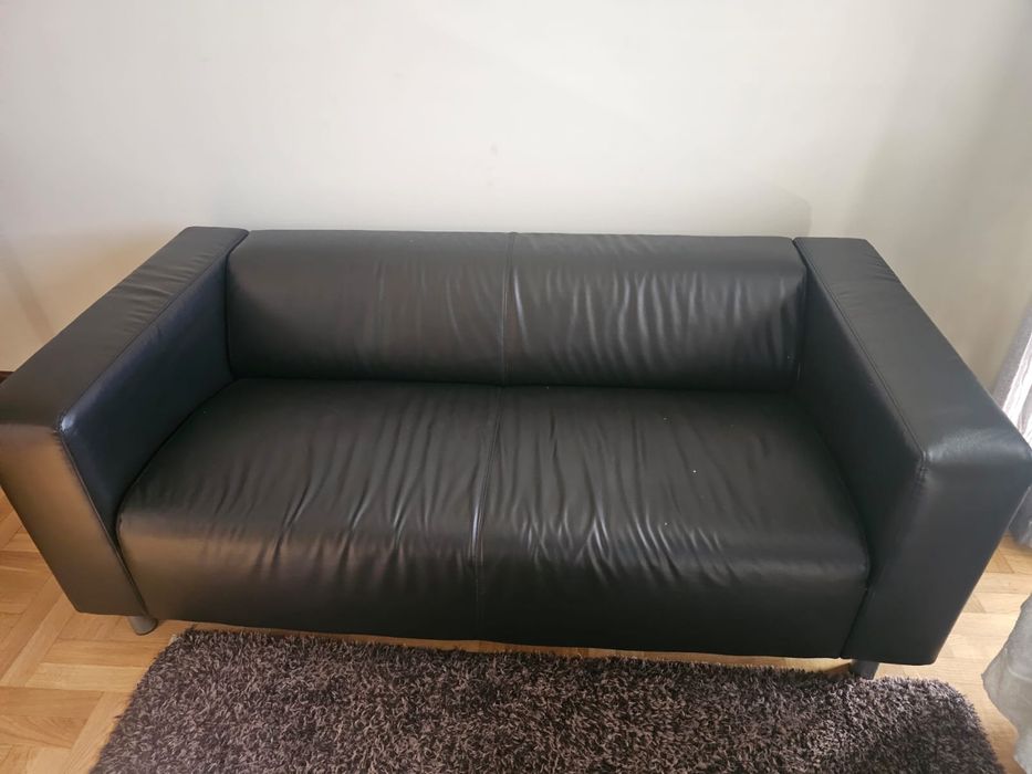 Sofa de dois lugares, em pele preto