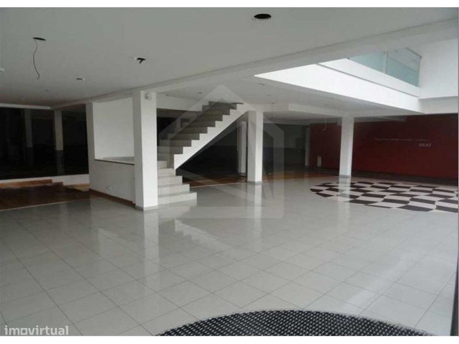 Armazém com 832 m2, em Espinho.
