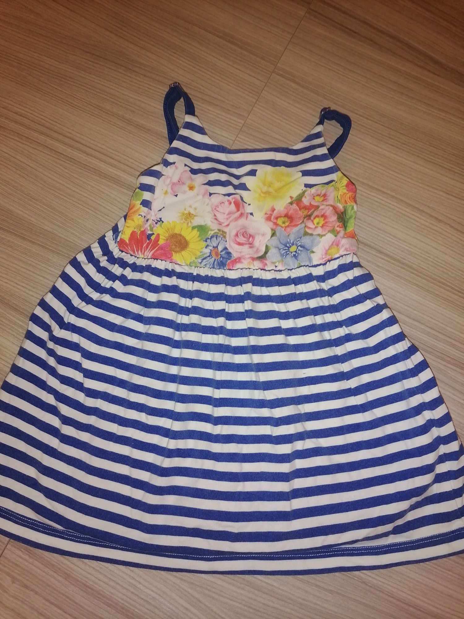 Roupa de menina impecável