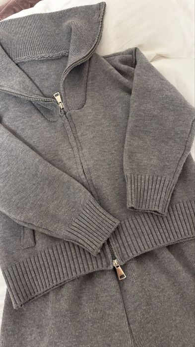 Костюм сірий на дівчинку ,розмір 140