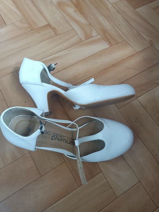 Białe skórzane buty T bary