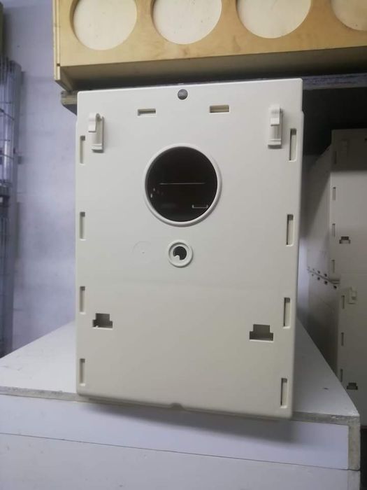 Vários ninhos de plástico para venda