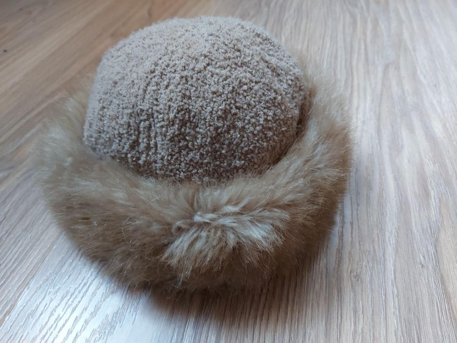 Ciepła czapka zimowa beżowa z futrem
