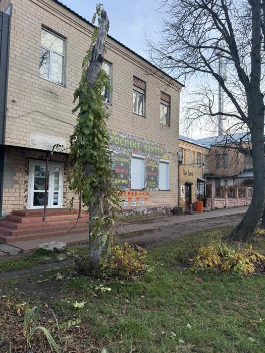 Здається в оренду фасадне торгове приміщення, вул. Вокзальна — 140 м²