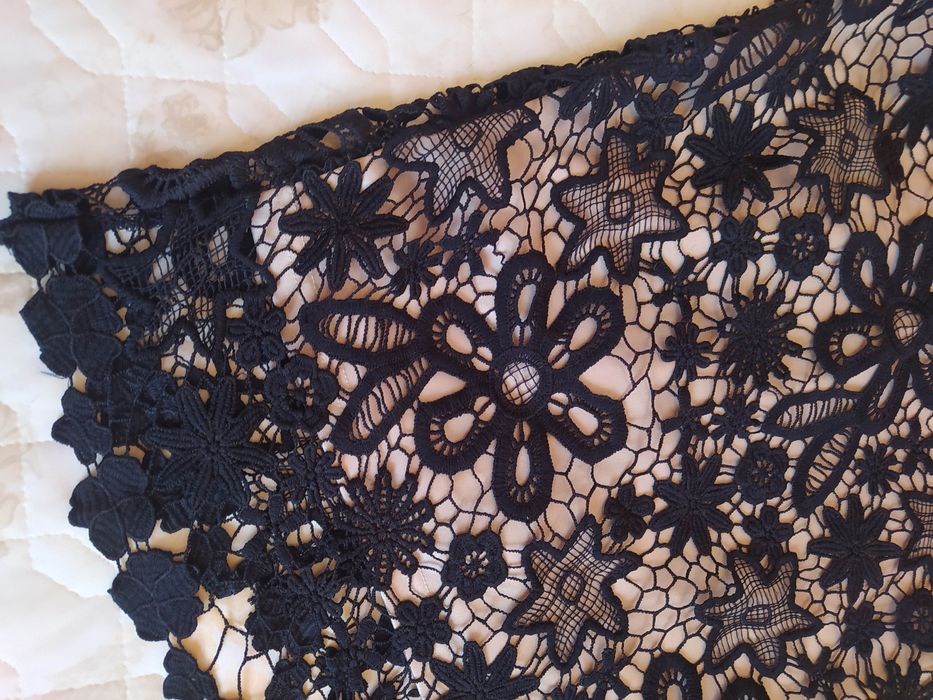 Платье по фигуре, платье-футляр из кружева-шитья.