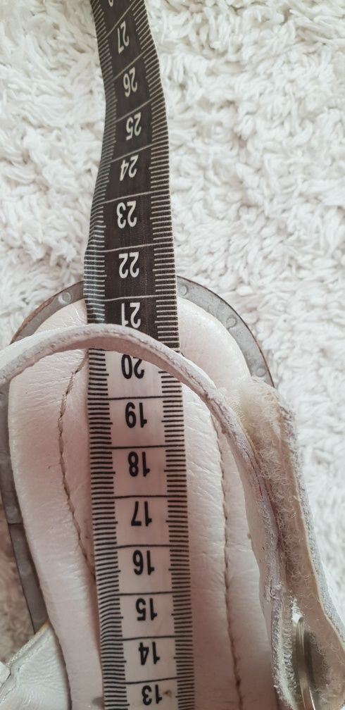 Sandałki rozmiar 33  białe z srebrnym dodatkiem