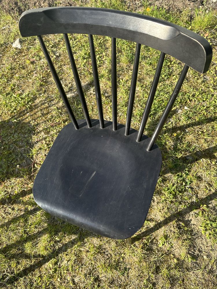 Cztery drewniane krzesła  TON Ironica patyczak komplet do jadalni