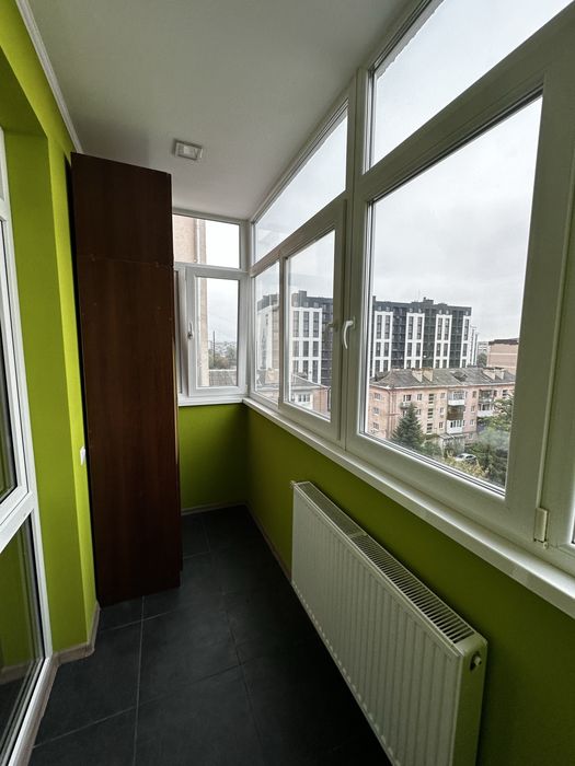 Продається простора 2-кімнатна квартира з коморою біля центру міста!