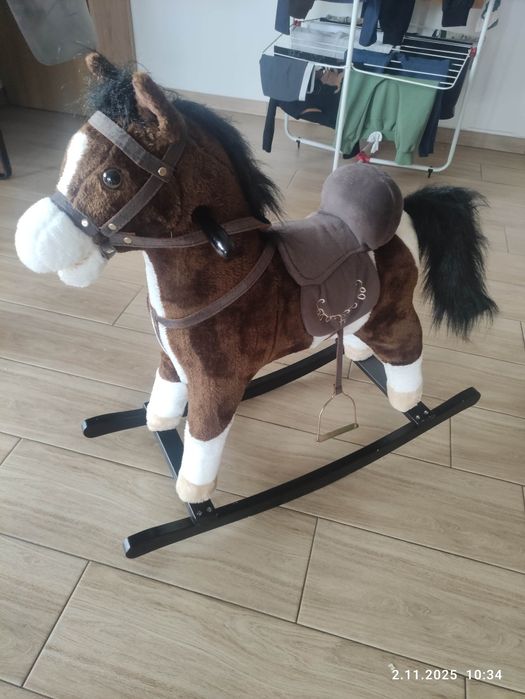 Koń na biegunach dźwięk rżenia, galopu.