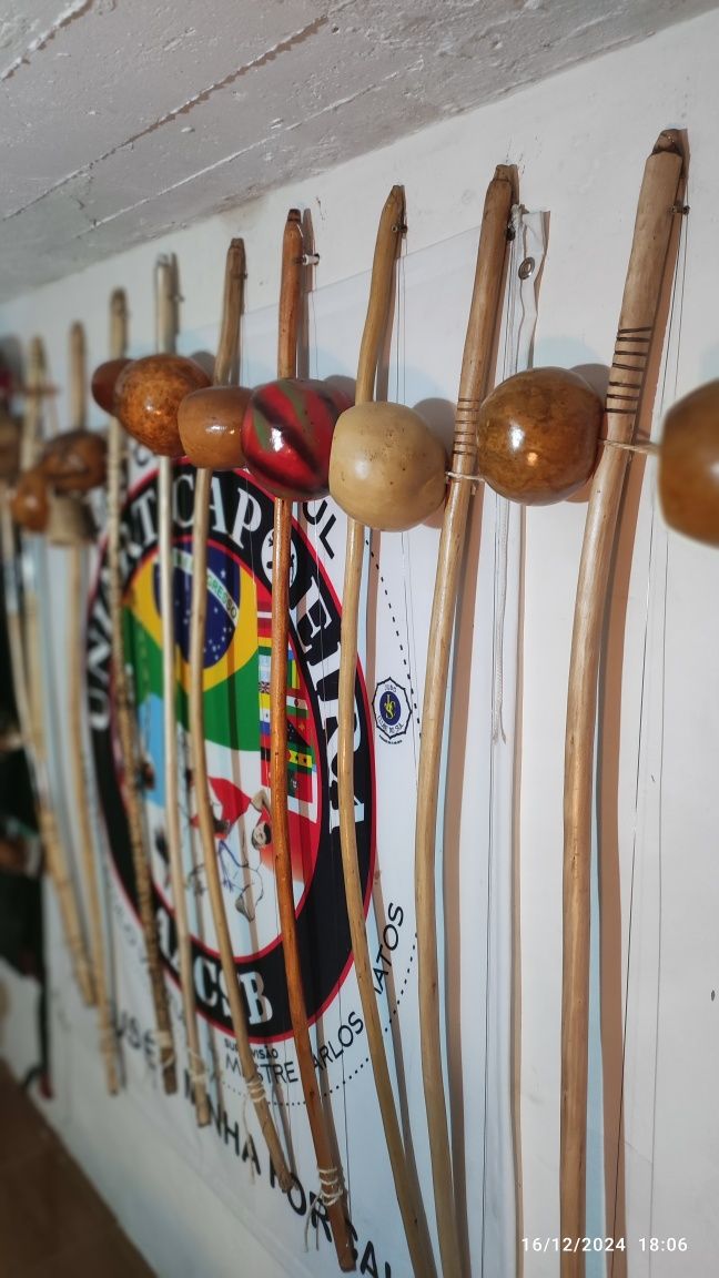 Instrumentos de capoeira e percussão.