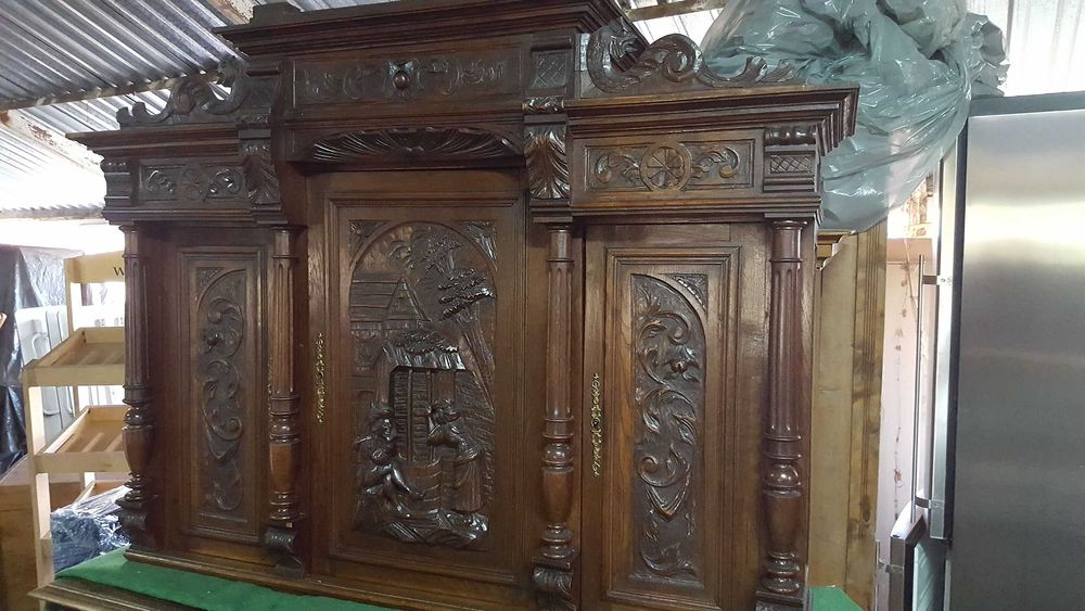 Stary kredens wspaniale rzeźbiony