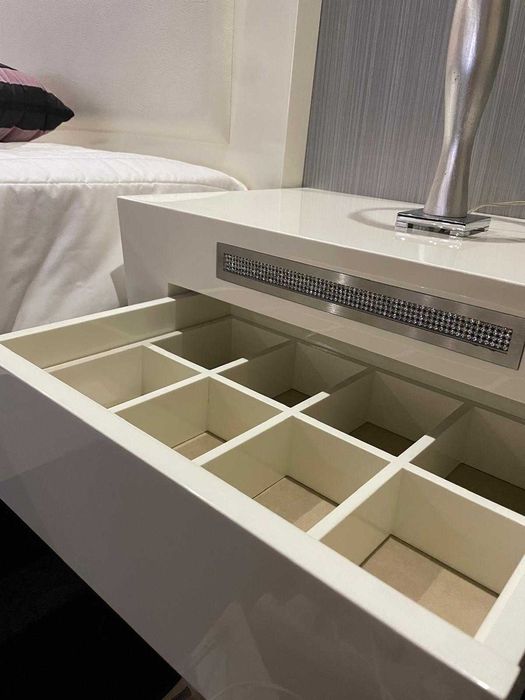 Quarto completo em branco pérola (cama, mesinhas e cómoda com espelho)