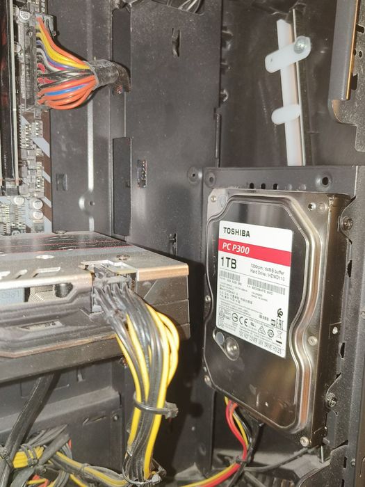 * Процесор: AMD Ryzen 5 2600