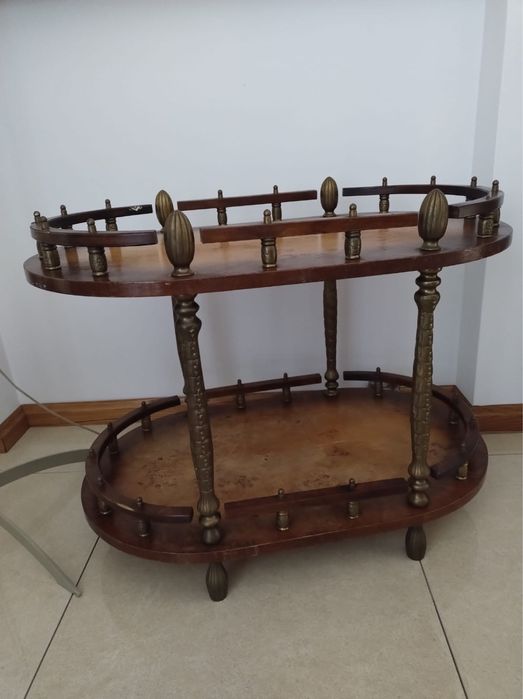 elegancki stylizowany barek na kółkach