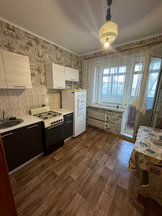 1к, озерна , середній , поверх, поруч озера , мінімальне оформлення