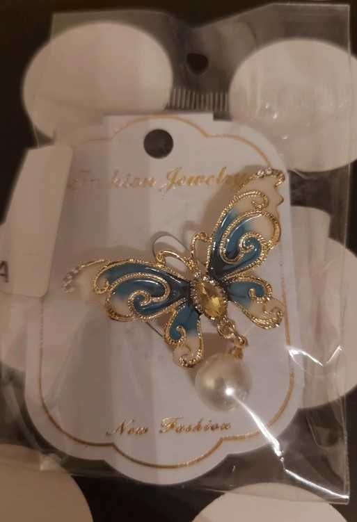 Broszka w kształcie motylka z wiszącą perełką