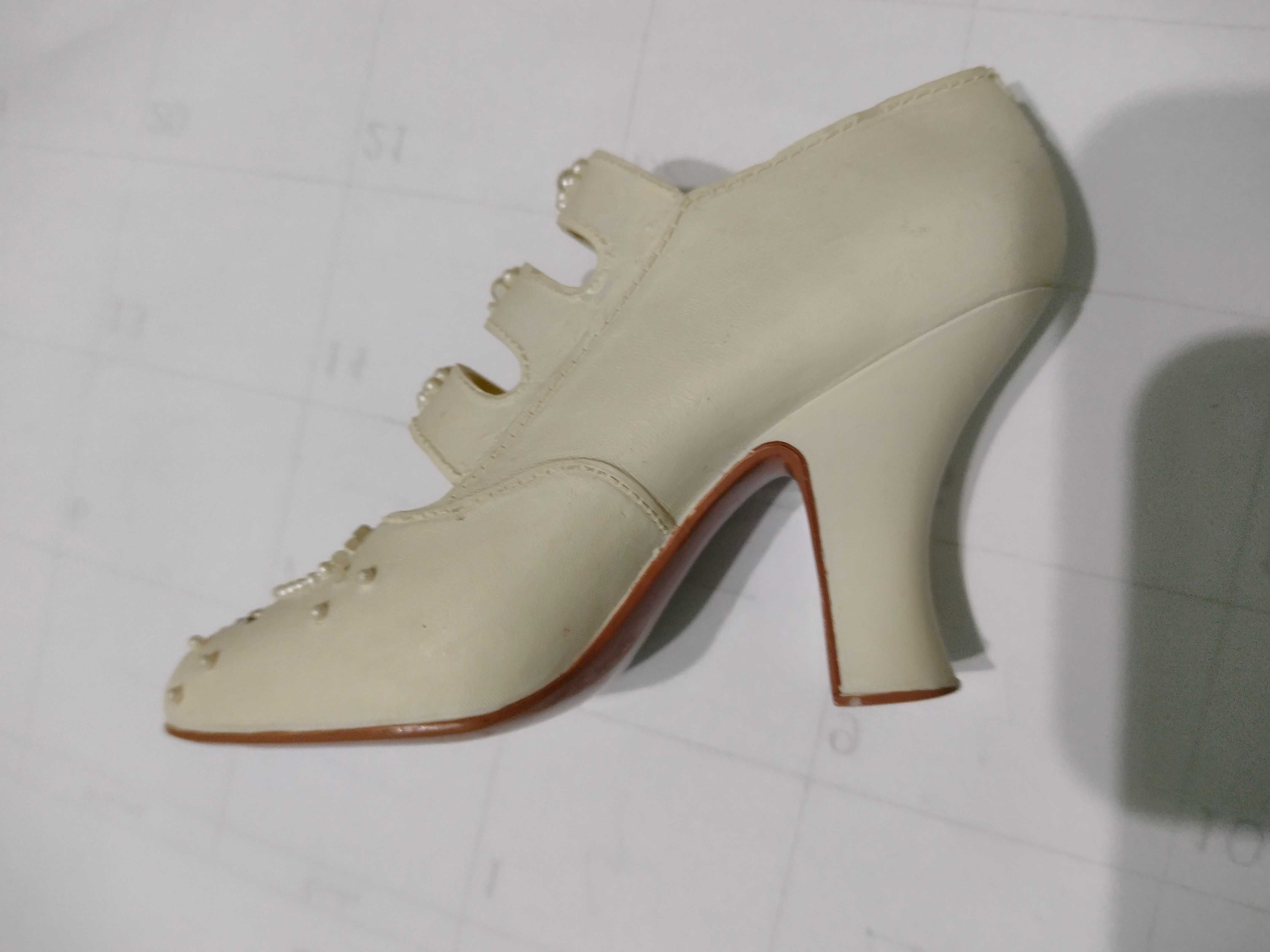 Porcelanowy bucik figurka z serii Just the Right Shoe