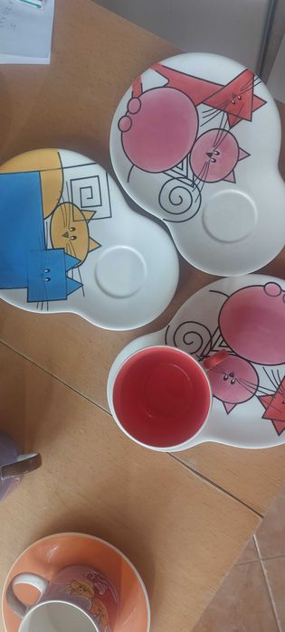 Uma chávena de chá com três pratos compridos