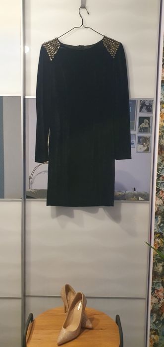 Czarna sukienka aksamitna