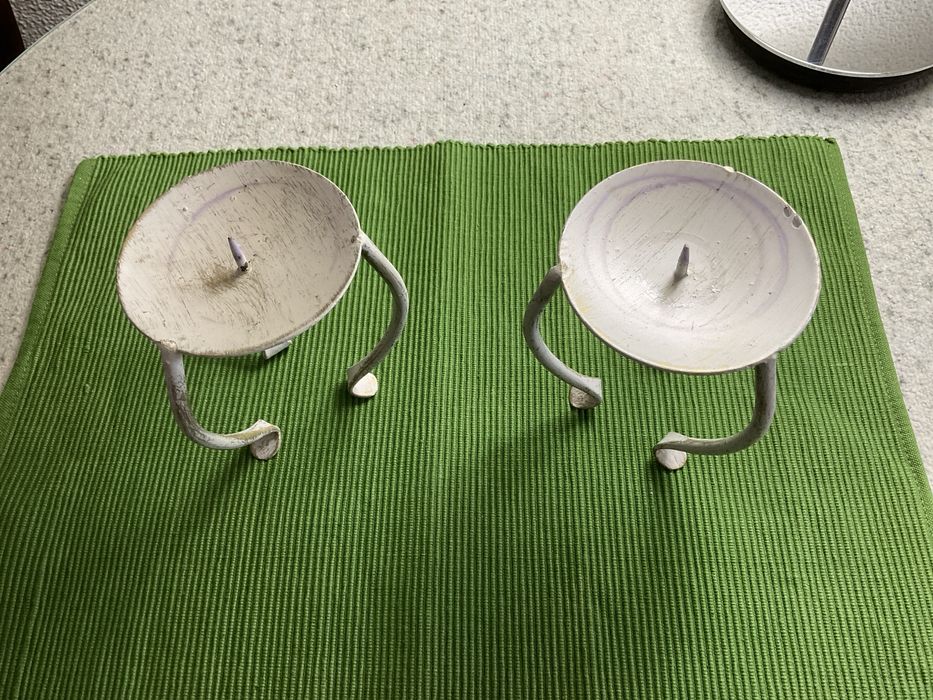 Dois porta velas em bom estado de conservação