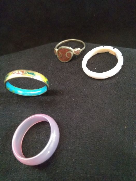 Anéis  cloisonné, de vidro, concha e marroquino