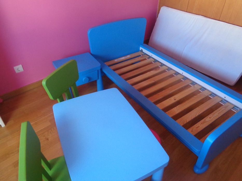 Cama e mesa cabeceira azul IKEA e Zippy branca criança