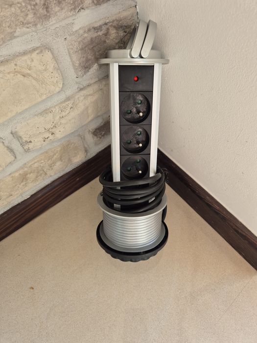 Listwa zasilająca wysuwana, blatowa